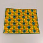 Es gibt keinen erkennbaren Text. Wiederholendes Muster aus blauen Augen und grünen Formen auf gelbem Hintergrund.