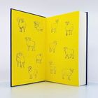 Kein Text sichtbar. Gelbe Innenseiten eines Buches mit gezeichneten Schafen und Widdern.