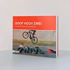 "DOOF HOCH ZWEI. Von einfach dumm bis saugefährlich". Drei Personen liegen am Boden, jemand springt mit einem Fahrrad über sie.