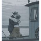 Eine Illustration zeigt ein Paar, das sich auf einem Boot umarmt. Die Szene wirkt romantisch und friedlich.