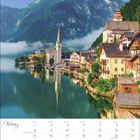 März-Kalender mit Landschaft von Bergen, See und malerischem Dorf. Kirche mit hohem Turm im Vordergrund.