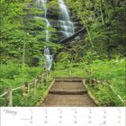 Text: "März", "Ostern", "Internationale Frauentag". Ein Wasserfall im Wald, mit einem Holzweg im Vordergrund.