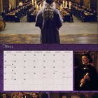 Kalender für März mit feierlichen Filmszenen darunter: Schüler, eine ältere Person mit Schriftrolle; lichtdurchflutete Halle.