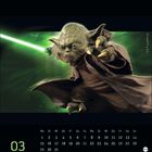 03, 1-31, Mo-So. Yoda mit grünem Lichtschwert, dynamische Pose. Dunkler Hintergrund, Heye-Logo.