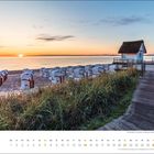 Kalenderseite für März, zeigt Strandkörbe bei Sonnenaufgang am Strand von Scharbeutz, mit Holzsteg und Dünen.