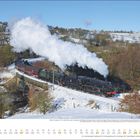 Kalenderseite für März mit Dampflokomotive auf verschneiter Landschaft, die Rauchwolken erzeugt.