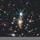 03 | MÄRZ. Viele leuchtende Galaxien und Sternenlichter vor einem dunklen Weltraumhintergrund.