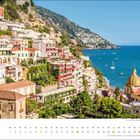 Kalenderseite mit der Überschrift "März". Viele bunte Häuser an einem Hügel am blauen Meer.