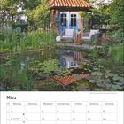 Kalenderblatt für März. Bild: Gartenhaus mit Teich, umgeben von Pflanzen. Zwei Sessel und ein Tisch vor dem Haus.