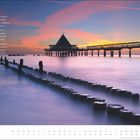 Logo von Stine Andresen und Gedicht über das Meer. Ein Steg führt über ruhiges Wasser, beleuchtet von einem farbenfrohen Sonnenuntergang.