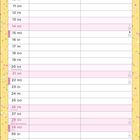 Ein Kalenderblatt für März mit den Wochentagen. Unten sind drei gelbe Figuren in blauen Overalls.