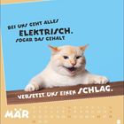 „Bei uns geht alles elektrisch. Sogar das Gehalt versetzt uns einen Schlag.“ Eine Katze mit geöffnetem Mund. Märzkalender.