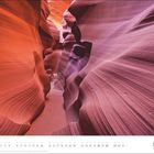 Text: "März" oben rechts. Unten ein Kalender mit Datumszeilen und Notizen wie Frühlingsanfang. Darstellung von glatt geschwungenen Felsen.