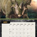 März-Kalender mit Dinosaurierillustration. "MÄRZ", "SINOCERATOPS", Kalenderdaten mit Feiertagen.