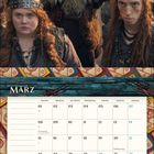 MÄRZ Kalenderblatt mit drei Figuren in Wikingerhelmen oben und einem Drachenbild unten.