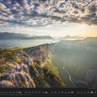 Kalenderseite mit Datum. Landschaft mit Felsen, Tälern und Sonnenaufgang, bewölkter Himmel.