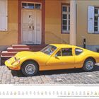 MÄRZ. Vom Melkus RS 1000 wurden 1969 bis 1979 101 Exemplare gebaut. Gelber Sportwagen vor historischem Gebäude.