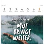 "März 2027, 9. Woche. Angst hält fest, Mut bringt weiter." Kalenderansicht über See mit Booten, umgeben von Bäumen.