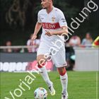 Pascal Stenzel, Vorjahresabildung, März, zeigt einen Fußballspieler in weißem Trikot mit rotem Logo im Spiel.