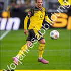 Text: "JULIAN BRANDT #10 MITTELFELD", "BVB", "MÄRZ 2026". Ein Fußballspieler in gelbem Trikot auf einem Spielfeld.