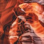 03. März, Kalender mit geschwungenen, farbigen Felsformationen in Rot- und Orangetönen.