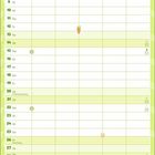 Kalender für März mit Feiertagen wie Karfreitag, Ostern und Frühlingsanfang. Illustration mit Hunden und Ostermotiv.