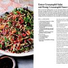 "Enten-Granatapfel-Salat mit Honig-Granatapfel-Sauce." Links ein bunter Salat mit Entenfleisch und Granatapfelkernen.