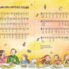 "In der Weihnachtsbäckerei" Noten und Text auf gelbem Hintergrund. Kinder sitzen an einem Tisch mit Plätzchen und Tee.