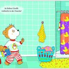 Ist Bobos Giraffe vielleicht in der Dusche? Ein kleiner Bär im Pyjama, betrachtet einen bunten Duschvorhang.