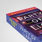 "Party of Liars" von Kelsey Cox. Thriller. Buchcover zeigt modernes Gebäude mit Sicht ins Innere und violetten Tönen.