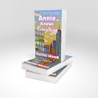 "Annie Knows Everything" steht in großen Lettern über einem illustrierten Stadtbild mit bunten Gebäuden.