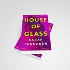„HOUSE OF GLASS“, Sarah Pekkanen. Thriller. Eine Stapel Bücher mit einem pinken Cover und gelber Schrift.