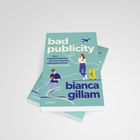 „bad publicity. Eine unwiderstehliche Second-Chance-Liebesgeschichte aus der Buchwelt. Roman bianca gillam.“ Illustration mit zwei lesenden Personen und einem Koffer.