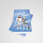 Text: "Ellie K. Wilde", "Only in Your Dreams", "Roman", "Lübbe". Illustration: Mann mit Football, Frau mit Buch, rotes Band und Helm.