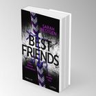 "Bestseller Thriller: SARAH BESTGEN – BEST FRIENDS. Für immer verbunden, bis in den Tod." Cover mit geflochtenem Band.