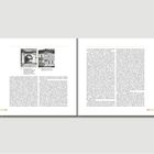 Doppelseite eines Buches mit fließendem Text, zwei Fotos oben links: ein Torbogen und ein Wohnhaus. Seitenzahl unten: 22, 23.