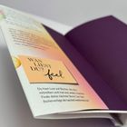 "Was liest du?" steht auf einem zarten Farbverlauf. Daneben lila Seiten. Einladender Text zu Büchern und Website-Link.