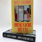 Buchcover mit Texten "OLIVIA HADDON", "DIESE SACHE MIT UNS", "FISCHER ROMAN"; abgebildet ist eine Frau in einer Küche.