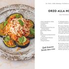 Orzo mit Aubergine, Tomaten, Parmesan und Basilikum garniert; Rezeptanleitung und Zutatenliste neben dem Teller.