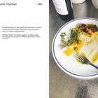 Rezept: Polenta mit Kapern und Thymian. Zutaten und Anleitung stehen links. Rechts: Teller mit gelber Sauce, Thymianzweigen.