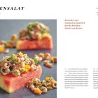 Titel: Krabbensalat mal anders. Zutaten: Krabben, Möhren, Schalotte, Frühlingszwiebel, Olivenöl, Salz, Zucker, Dill, Petersilie, Minze, Wassermelone. Rezeptanleitung dabei. Das Foto zeigt Krabbensalat auf Melonenstücken.