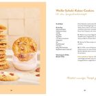 Weiße-Schoki-Kokos-Cookies, Rezept für 40 Stück; Zutaten und Zubereitung; Stapel Kekse neben Glas mit Keks.