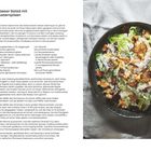 Text: Rezept für Caesar Salad mit Austernpilzen. Zutatenliste und Zubereitung. Rechts ein Teller mit dem fertigen Salat.