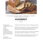 "Nussbrot mit Biss. Zutaten: Magerquark, Haselnüsse, Eier, Leinsamen, Mohn, Dinkelmehl. Zubereitung: Kastenform, backen." Ein geschnittenes Nussbrot auf einem Holzbrett.
