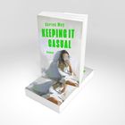 "Karina May - KEEPING IT CASUAL - Roman" in grüner Schrift. Illustration: Person fotografiert sich mit Handy.