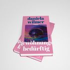 Titel: "Gewöhnungsbedürftig". Autor: "Daniela Wilmer". Farbe: Pink. Bild: Diskokugel.