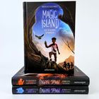 Text: "ANDREAS SUCHANEK MAGIC ISLAND AUF GEHEIMEN SCHWINGEN" und "ueberreuter". Cover: Junge mit Rucksack in Höhle.