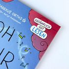 „GEFÄHRLICH GUT LESEN“, Schrift diagonal über roten und blauen Hintergrund, umgeben von Noten und Wolken.