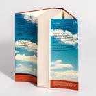 Texte über ein Buch von M. L. Stedman und Rezensionen von Bonnie Garmus, Rachel Joyce, Miranda Cowley Heller. Hintergrund mit blauem Himmel und Wolken.