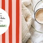 Links: „Suche die seltenen Augenblicke der Stille...“. Rechts: Eine Tasse Kaffee auf einer Decke, daneben ein Zweig.